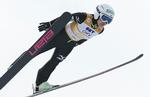 Debut. De kvindelige skihoppere er for første gang med ved OL.  Japans Sara Takanashi fører World Cuppen og er storfavorit på hopbakken, hvor det går løs kl. 18.30. 
