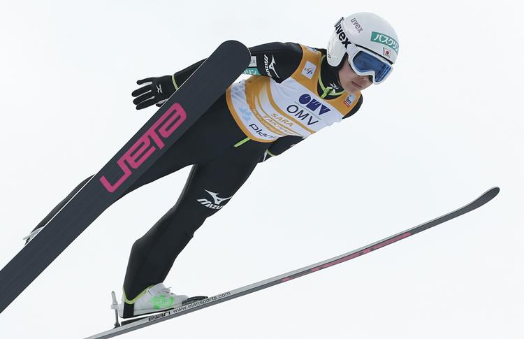 Debut. De kvindelige skihoppere er for første gang med ved OL.  Japans Sara Takanashi fører World Cuppen og er storfavorit på hopbakken, hvor det går løs kl. 18.30. 