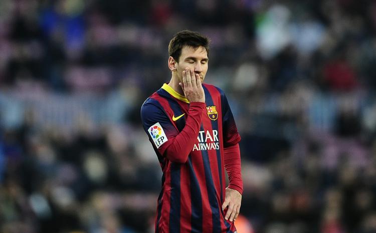hjemmenederlag. Lionel Messi er ikke tilfreds med udviklingen under kamepn mod Valencia i weekenden. 