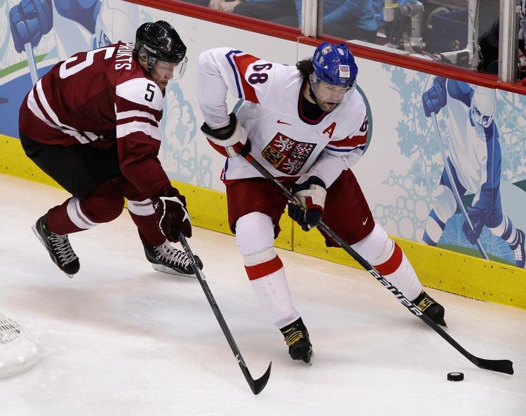 Legende. Som 41-årig er en af ishockeyhistoriens bedste spillere nogen sinde med til OL for femte gang. Tjekkiets Jaromir Jagr vandt guld i 1998 - og indleder i dag jagten på endnu en medalje mod Sverige. Mens der spilles OL, ligger NHL-ligaen stille. Det er her Jagr og en stor del af de øvrige spillere tjener millioner af kroner årligt. 