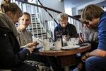 DRUKNET. Virksomheder drukner i  reklamer på Facebook, mens de unge flytter til andre medier. Det får eksperter til at anbefale virksomheder at bruge flere sociale medier herunder Snapchat. 