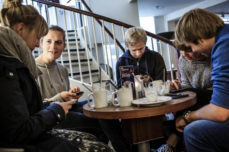DRUKNET. Virksomheder drukner i  reklamer på Facebook, mens de unge flytter til andre medier. Det får eksperter til at anbefale virksomheder at bruge flere sociale medier herunder Snapchat. 