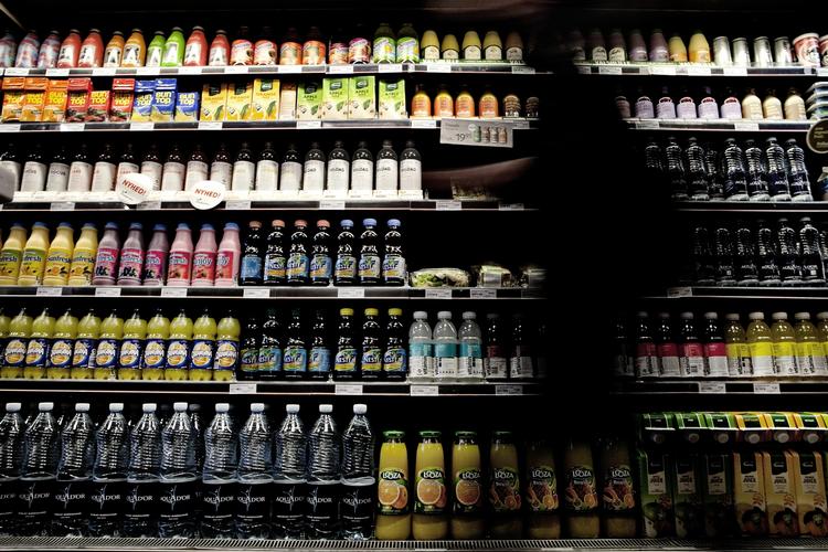 flydende. Sukker giver en øget kræftrisiko på grund af den forbundne fedme og inaktivitet. Men højere afgifter er ikke altid vejen mod bedre forebyggelse. Bortset fra på sodavand og andre flydende sukkerbomber, mener Kræftens Bekæmpelse. 