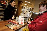 USYNLIG. Denne kassestander er det eneste tegn på, at SuperBrugsen på Vesterbro er en bank. Jørgen Benneballe ved dog godt, at han nu står midt i en bank. 