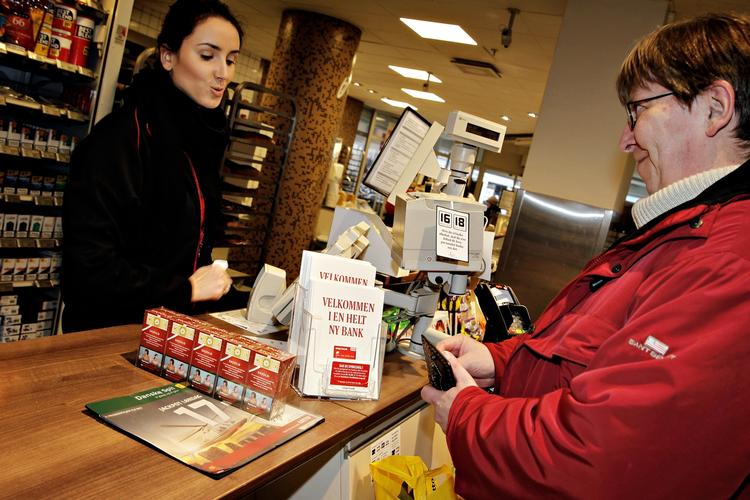 USYNLIG. Denne kassestander er det eneste tegn på, at SuperBrugsen på Vesterbro er en bank. Jørgen Benneballe ved dog godt, at han nu står midt i en bank. 