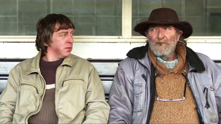 druk.  Sikre Bob (th) usikre Marcel (tv.) er lige så afhængige af hinanden som af alkohol i en ny og lige så lun som trist dokumentarfilm. 