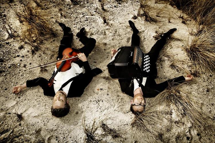 Duo. Asbjørn Nørgaard og Andreas Borregaard kalder sig tilsammen Inviolata. De elsker Johan Sebatian Bachs musik, selv om den ikke skrevet til deres instrumenter. 