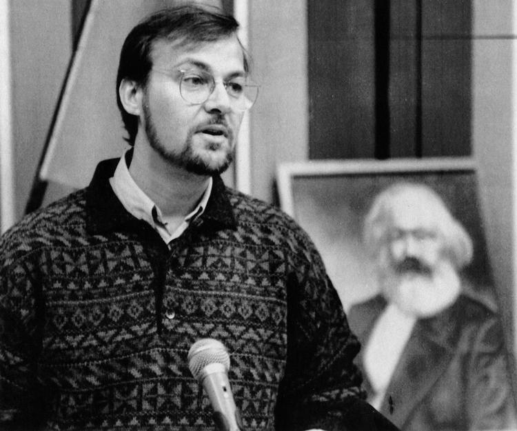 Fortid. Danmarks Kommunistiske Parti holder i 1991 kongres i Odense med Ole Sohn på talerstolen og Karl Marx i baggrunden. 