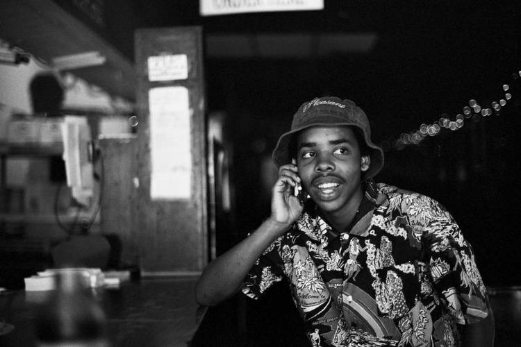 Earl. Den nu 19-årige rapper Earl Sweatshirt tiltrak sig en del opmærksomhed, da han for tre år siden leverede brutal horrorrap. Nu er han tilbage fra kostskole og er anderledes direkte i fortællingerne om sine frustrationer. 