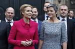 Ministerrokade. Statsministeren må konstatere, at SF holdt i to et halvt år. Det er som om, hun og hendes kolleger lidt er blevet (for)tabt i deres interne krige partierne imellem. 
