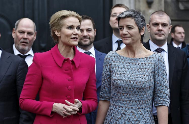 Ministerrokade. Statsministeren må konstatere, at SF holdt i to et halvt år. Det er som om, hun og hendes kolleger lidt er blevet (for)tabt i deres interne krige partierne imellem. 