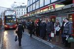 KAOS. Folk venter på bussen ved Victoria, fordi undergrundsbanen i London er ramt af strejke. Strejken fortsætter i morgen. 