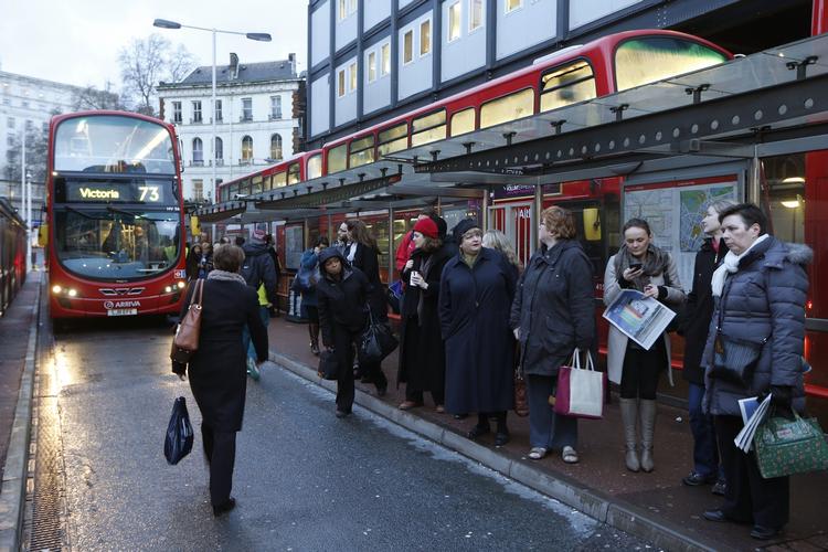 KAOS. Folk venter på bussen ved Victoria, fordi undergrundsbanen i London er ramt af strejke. Strejken fortsætter i morgen. 