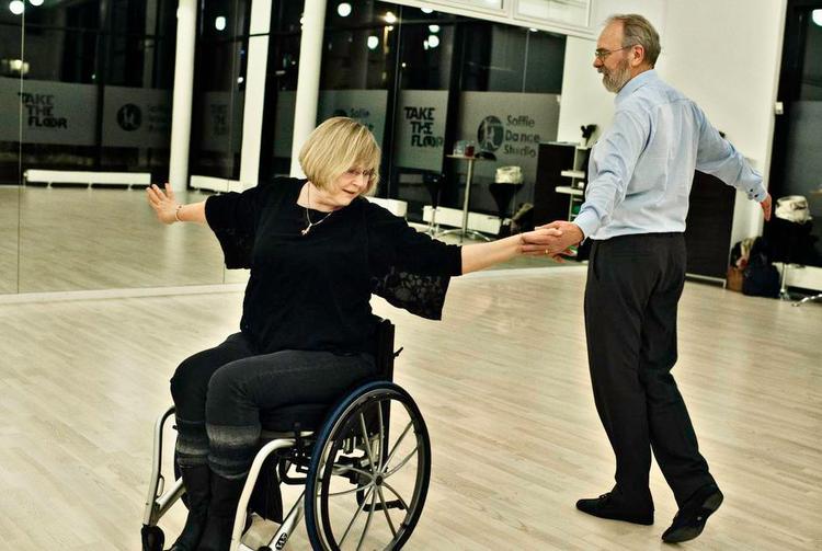 Svingom. Hanne og Bjarne Alstrøm danser ikke kun i dansestudiet, men også til almindelige fester. 