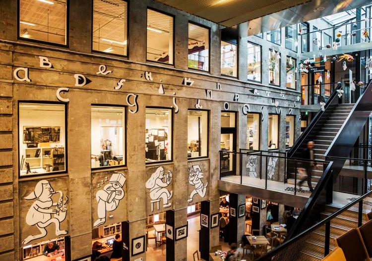 Helhed. I biblioteket på Rentemestervej i København NV fik arkitekterne fra Cobe og +Transform i den grad skabt helhed fra de store linjer og ned i mindste detalje. 