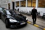 afsked. Tidligere klimaminister Martin Lidegaard fik kun nogle måneder sammen med den eldrevne ministerbil af mærket Tesla. 