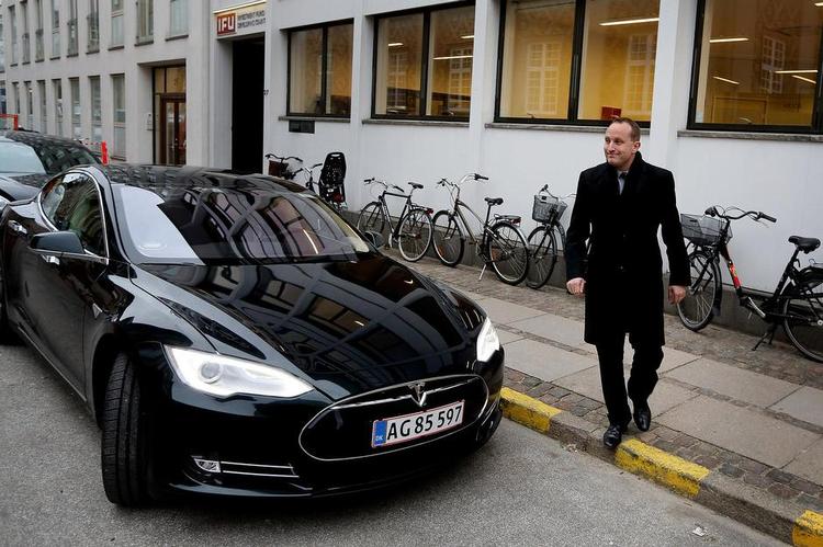 afsked. Tidligere klimaminister Martin Lidegaard fik kun nogle måneder sammen med den eldrevne ministerbil af mærket Tesla. 