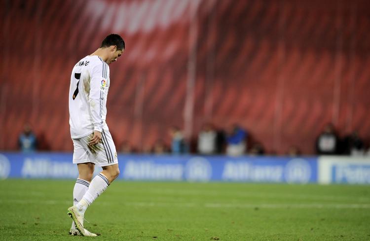 FARVEL: Selv om Cristiano Ronaldo i søndags blev udvist og straffet med tre spilledages karantæne, er han på banen i aften, når Real Madrid spiller pokalsemifinale mod Atletico Madrid. 