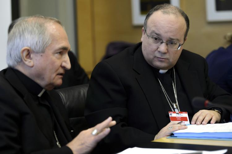 Rapport. Silvano Tomasi (tv) kritiserer FN's rapport om sexmisbrug i den katolske kirke. 