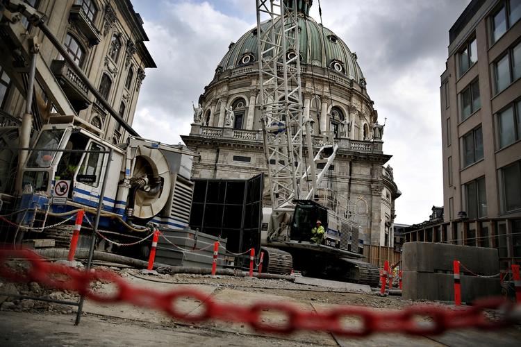 Metro. Udvidelsen af den københavnske metro skal efter planen være færdigbygget i 2018. Det er endnu uklart, om Natur- og Miljøklagenævnets afgørelse kommer til at forlænge arbejdet og i givet fald i hvor lang tid. 