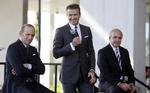 businessman. David Beckham (midt) under pressemødet, hvor hans nye Miami-hold blev annonceret. 