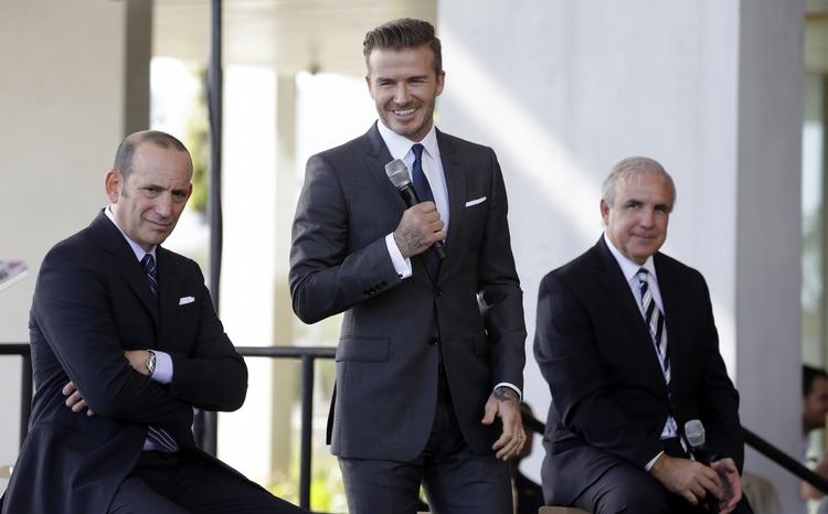 businessman. David Beckham (midt) under pressemødet, hvor hans nye Miami-hold blev annonceret. 