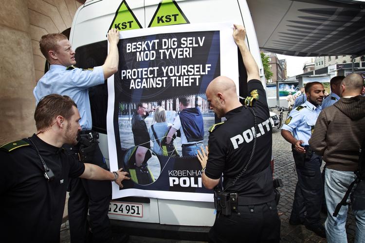 Lokkeduer. Politiet tager nu alternative metoder i brug i kampen mod lommetyve. 