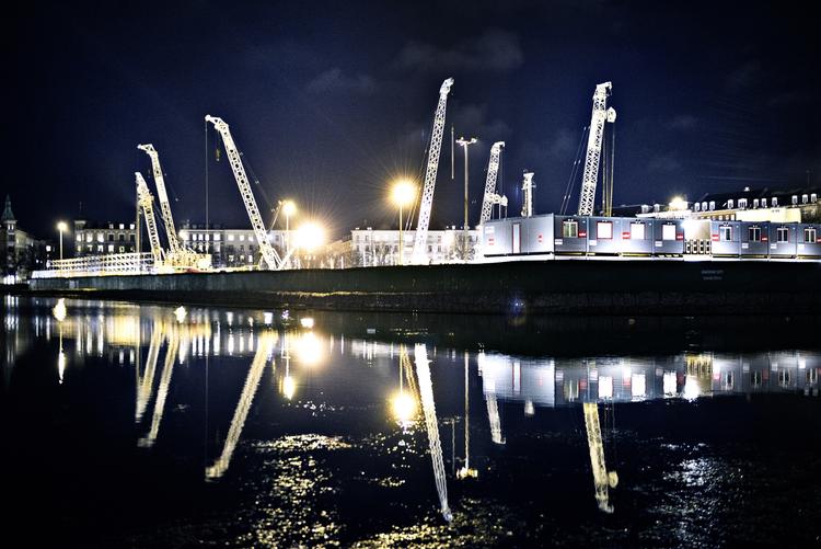 Metroringen. Københavns Kommune forventer ikke de store forsinkelser på metrobyggeriet selv om aftenarbejdet er blevet kendt ulovligt. Kommunen er klar med nye tilladelser, så arbejdet kan fortsætte. 