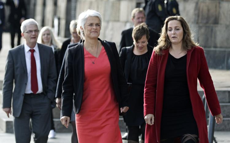 Formandsskifte. Holger K. Nielsen (i baggrunden) opfordrer Pia Olsen Dyhr (th) til at stille op som formand og afløser for Annette Vilhelmsen (i midten). 