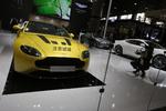 Defekt. Et stort antal Aston Martin-modeller som denne V12 Vantage S, har et problem med speederen. Over 17.000 biler kaldes tilbage. 