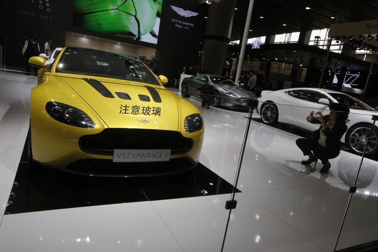 Defekt. Et stort antal Aston Martin-modeller som denne V12 Vantage S, har et problem med speederen. Over 17.000 biler kaldes tilbage. 
