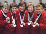 Triumf. Sølv til curlingkvinderne i Nagano for 16 år siden. 