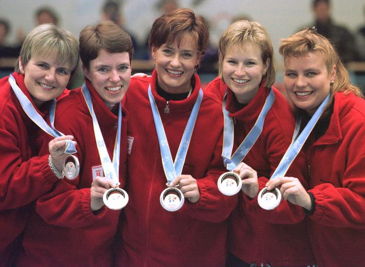 Triumf. Sølv til curlingkvinderne i Nagano for 16 år siden. 