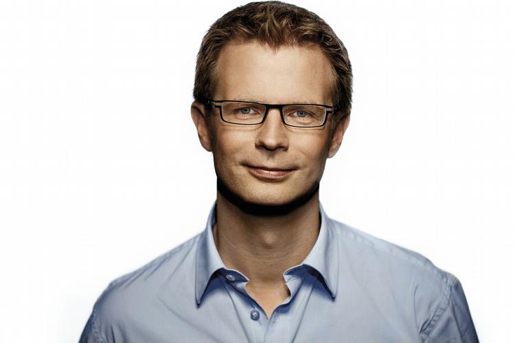 Nets. »Jeg blander mig ikke i, hvem der ejer det i forvejen privatejede Nets,« siger Socialdemokraternes erhvervsordfører, Benny Engelbrecht, der undrer sig over SF's forsøg på at spænde ben for salget af virksomheden. - 