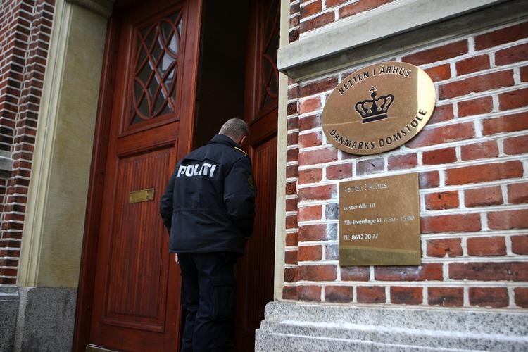 Asylpakker. Sagen startede i går og nåede omkring aflytninger, overrevne togbilletter og en frisørsalon. 