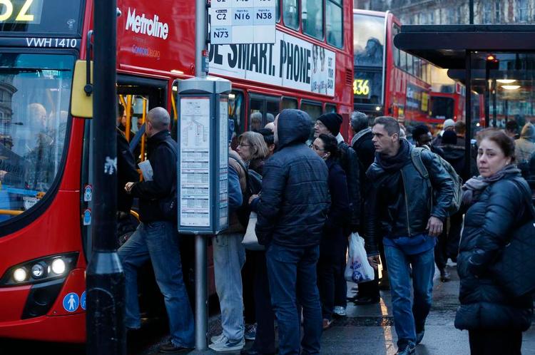Trængsel. Undergrundsbanen i London kører for nedsat styrke, så derfor søger endnu flere over i busserne. 