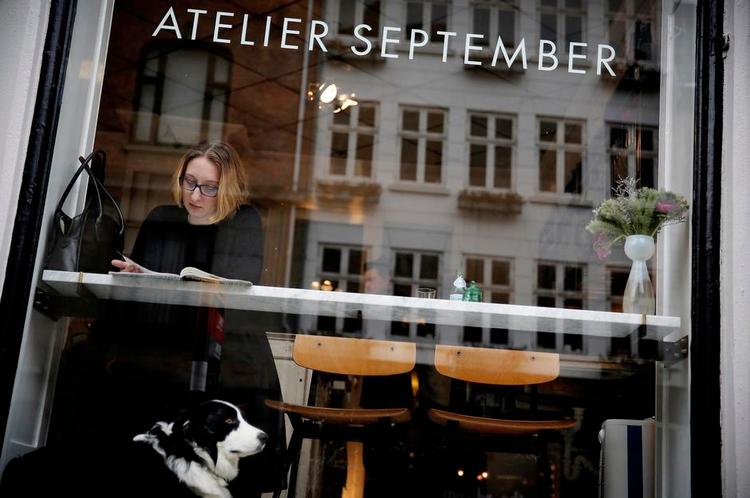 Omvæltning. Før blev der solgt antikviteter i Atelier Septembers lokaler. I dag har kokken Frederik Bille Brahe overtaget butikken. Men plakaterne på væggene er stadig til salg. 