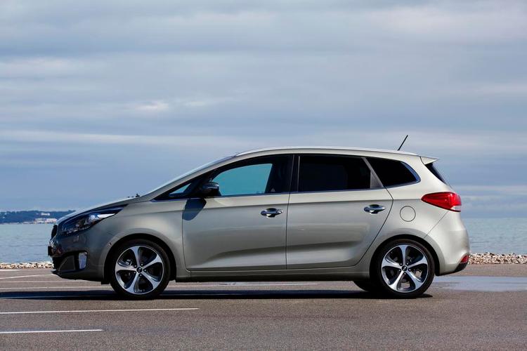 Syvpersoners. Kia Carens har smidt det kasseformede image og ligner ikke umiddelbart en bil med tre sæderækker. Foto: Kia 