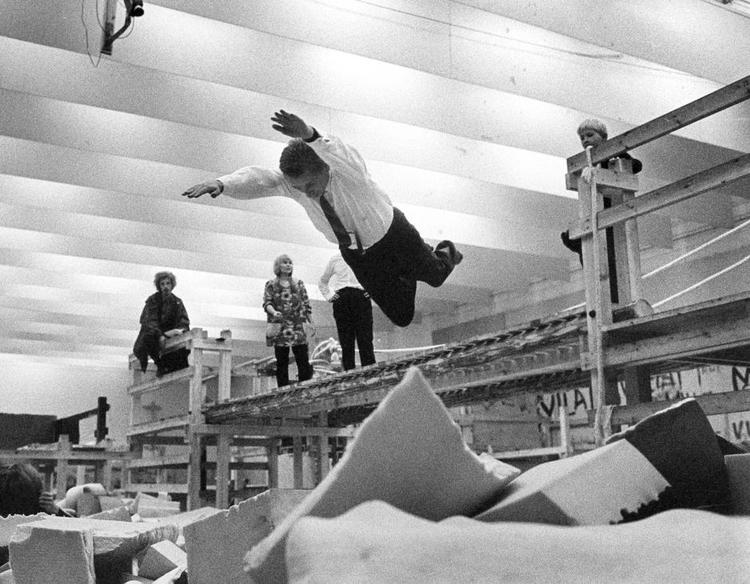 Hovedspring. Ved indvielsen i Malmø i 1968 sprang selveste Olof Palme på hovedet i skumgummihavet. 