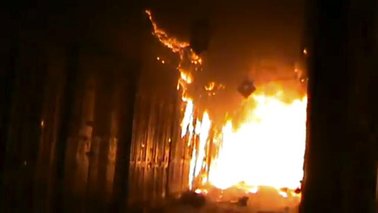 Ruin. Aleppos 600 år gamle souk i brand efter kampe. Det var verdens største overdækkende marked indtil for få måneder siden. Nu er det murbrokker. Billedet er et screendump fra et tv-klip lavet af nyhedsbureauet AP. 