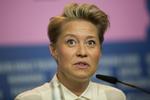 Højhåret. Trine Dyrholm skal bruge de næste uger på at se film. Rigtig mange film. 