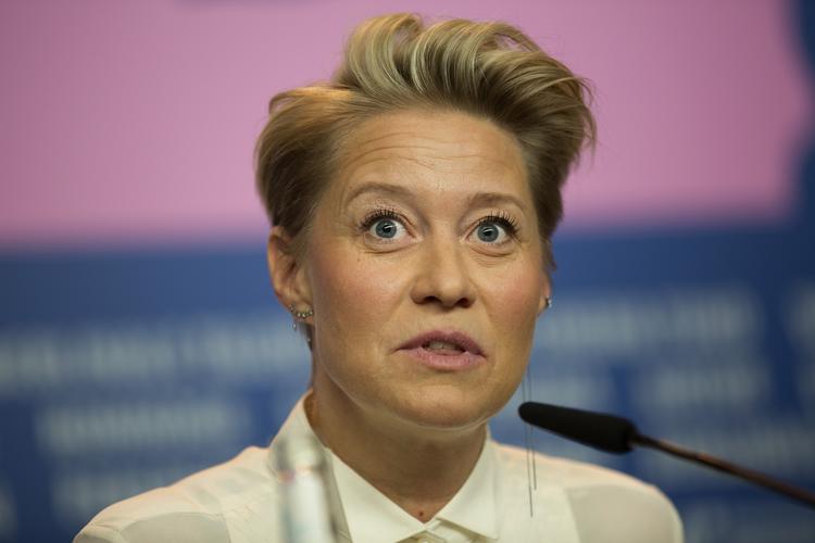 Højhåret. Trine Dyrholm skal bruge de næste uger på at se film. Rigtig mange film. 