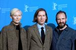 Gentagelse. Endnu en gakket Wes Anderson-komedie er på vej, og det tyder udmærket, lyder det fra Berlin. Her er instruktøren med to af hovedrollerne, Tilda Swinton og Ralph Fiennes. 