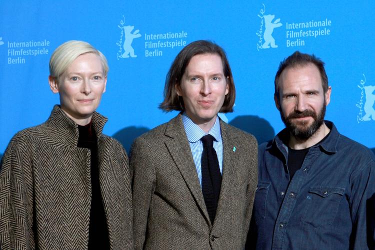 Gentagelse. Endnu en gakket Wes Anderson-komedie er på vej, og det tyder udmærket, lyder det fra Berlin. Her er instruktøren med to af hovedrollerne, Tilda Swinton og Ralph Fiennes. 