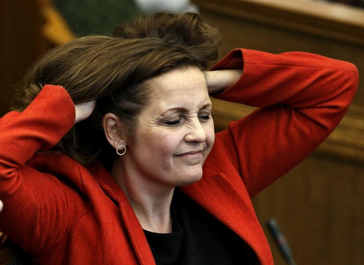 Rødt. Olsen Dyhr har taget stilling, og hun vil gerne prøve at tage ansvaret for, at SF kommer lidt mindre tumultarisk videre i dansk politik, end tilfældet har været de seneste par uger. 