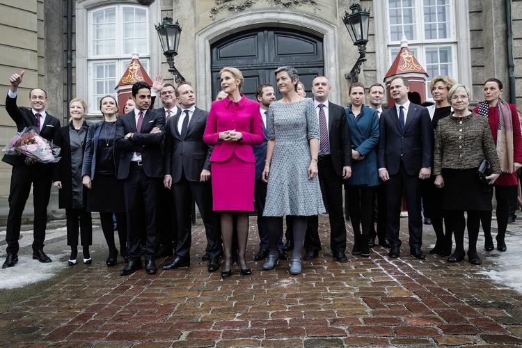 Ministre. Statsministeren præsenterer sin nye regering bestående af S og R. 