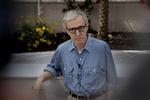 Presset. Woody Allens adoptivdatter, Dylan Farrow, har beskyldt den verdenskendte filminstruktør for at have misbrugt hende seksuelt som barn. 