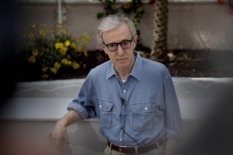 Presset. Woody Allens adoptivdatter, Dylan Farrow, har beskyldt den verdenskendte filminstruktør for at have misbrugt hende seksuelt som barn. 