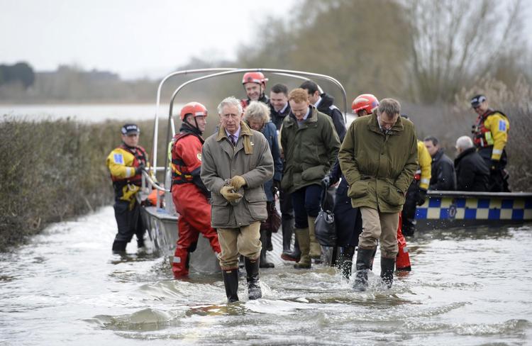 Oversvømmet. Dele af det sydøstlige England er i forvejen oversvømmet efter regnstorme. Tidligere på ugen besøgte prins Charles området ved Sommerset for at lytte til de ramte beboere. 