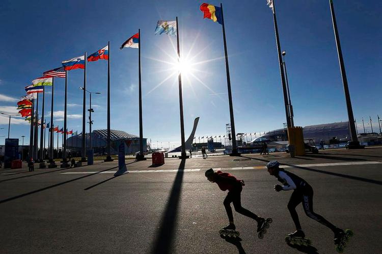 tyvstart. Et par skøjteløbere træner på hjul foran de anlæg, som Sotji slet ikke var i besiddelse, da byen i 2007 fik  til opgave at være vært for vinter-OL. Foto: Robert F. Bukaty/AP 